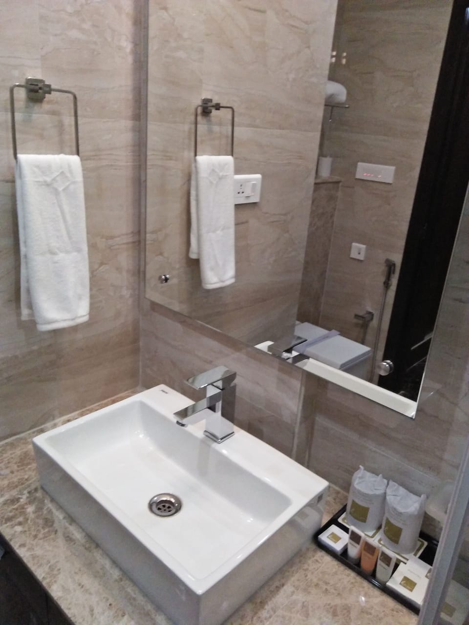 Executive Double or Twin Room | Bathroom | Shower, hydromassage showerhead, free toiletries, towels