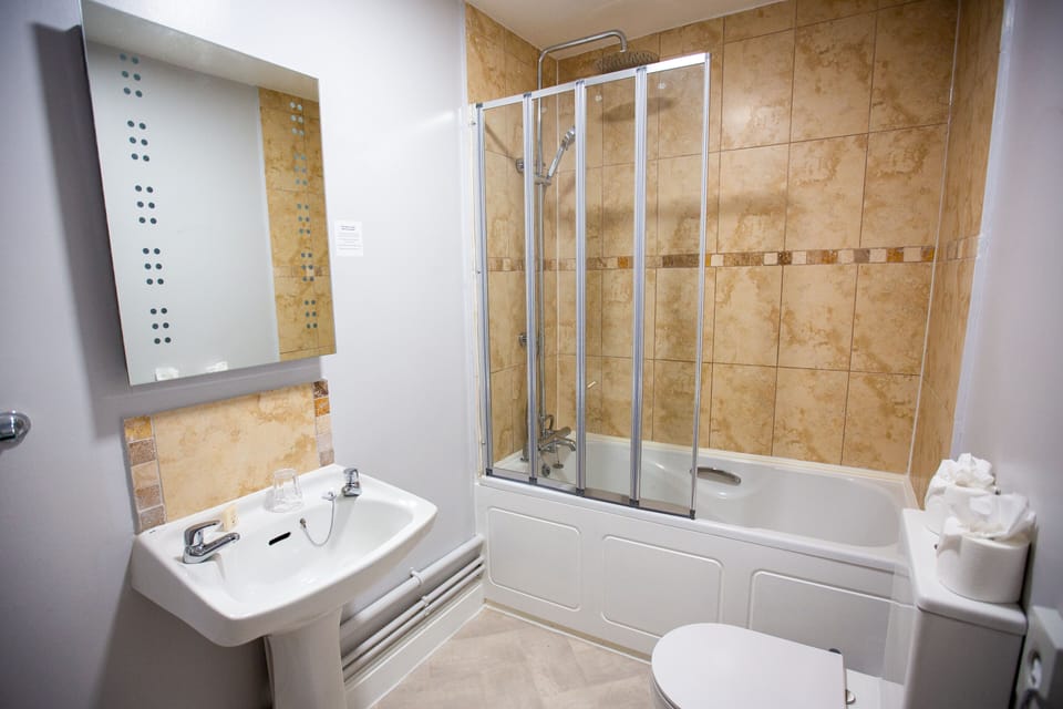 Standard Double Room | Bathroom | Combined shower/tub, free toiletries, towels, shampoo