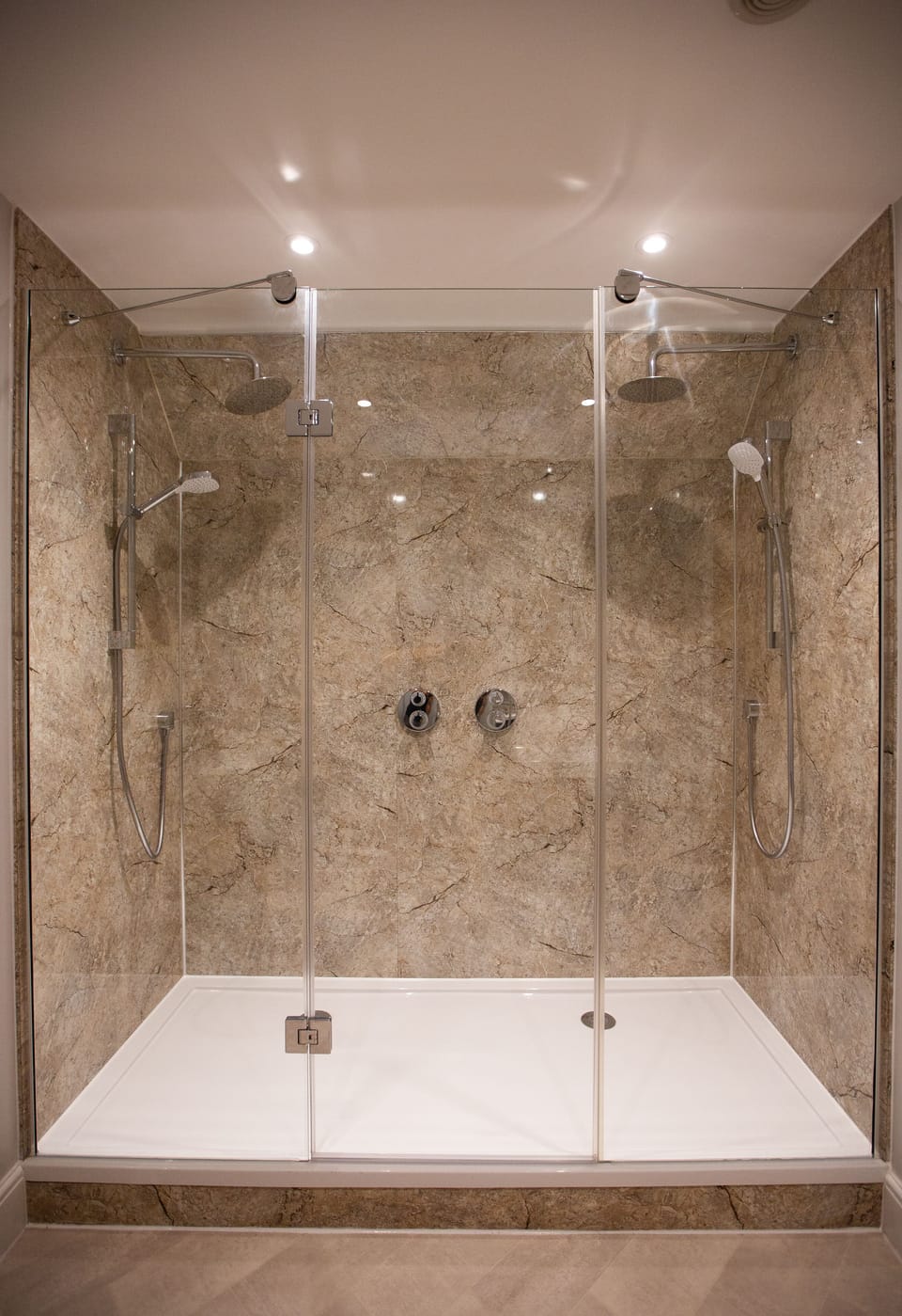 Suite | Bathroom | Combined shower/tub, free toiletries, towels, shampoo