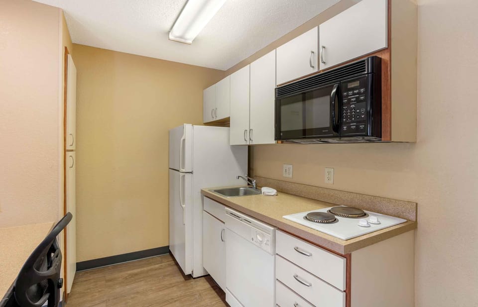 Full-size fridge, microwave, stovetop, dishwasher