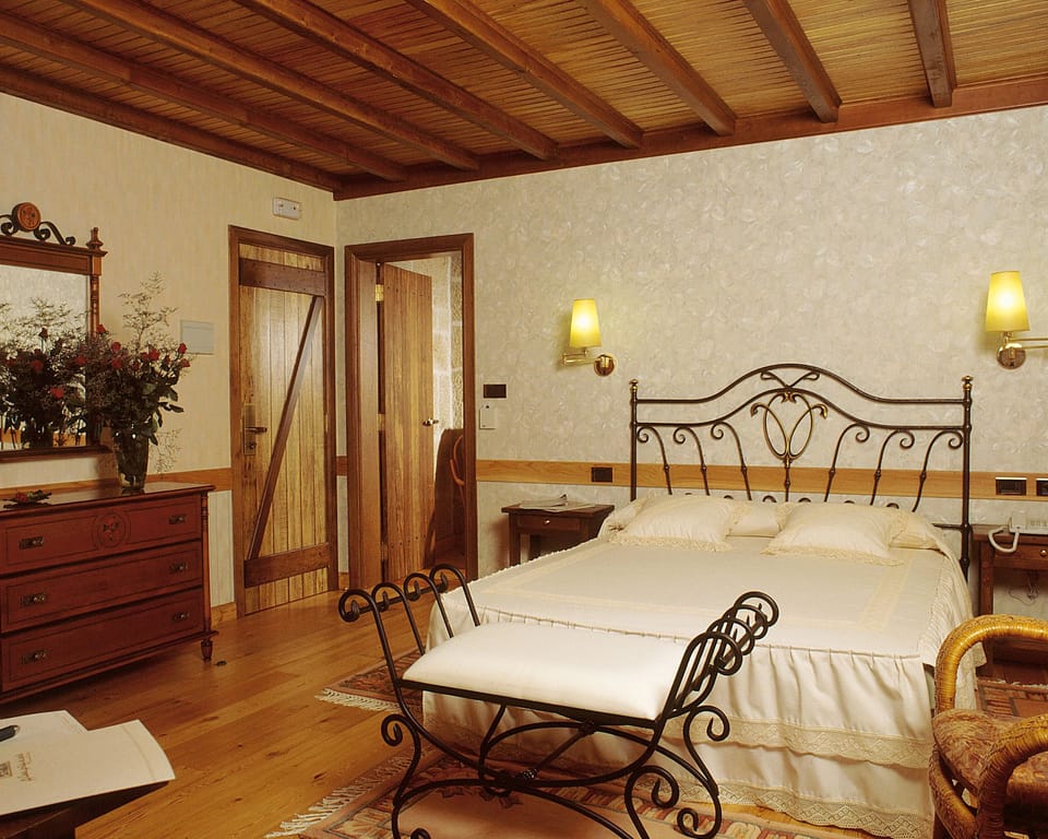 Premium bedding, minibar, desk, blackout drapes