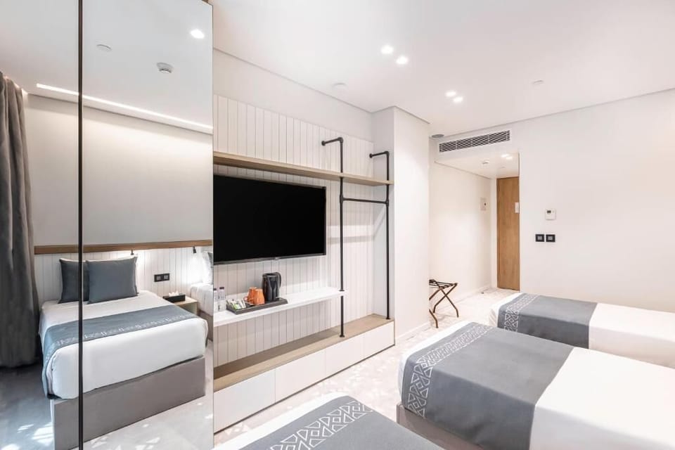 Down comforters, in-room safe, soundproofing