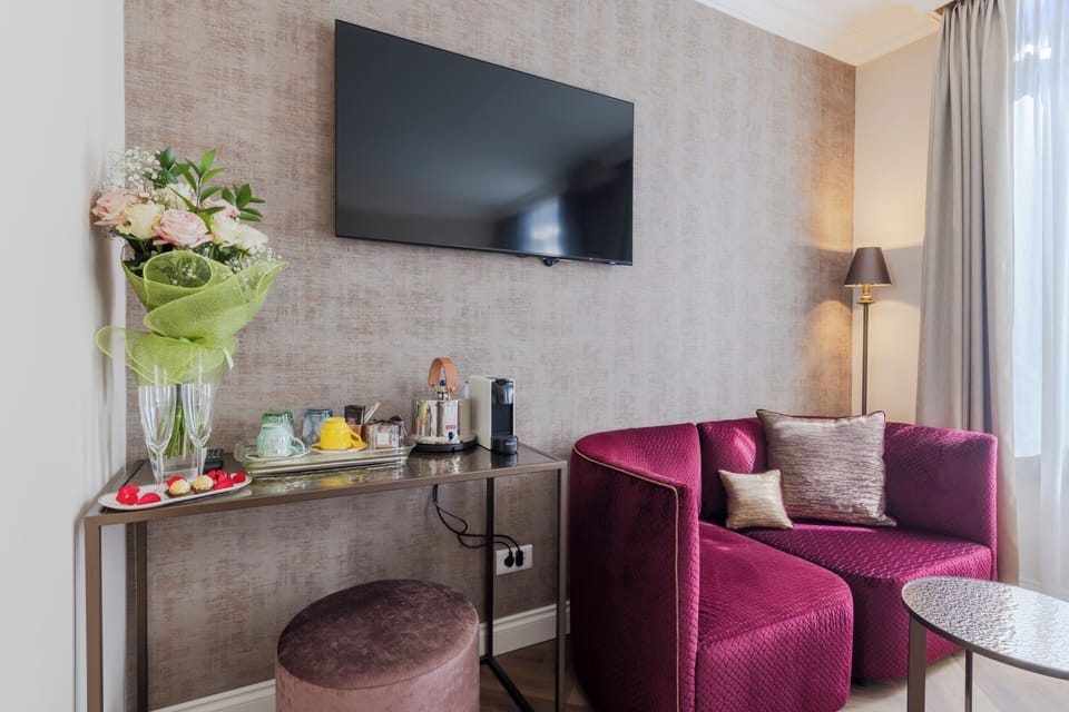 Deluxe Room with St. Mark's Square View | Egyptian cotton sheets, premium bedding, minibar, in-room safe