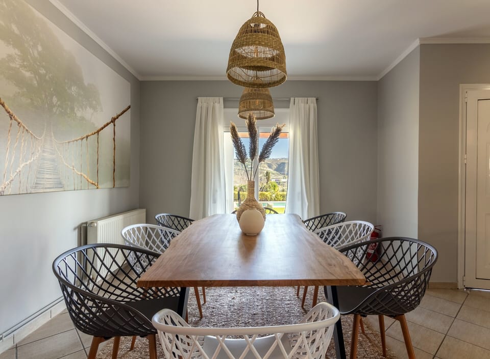 Deluxe Villa | Dining room