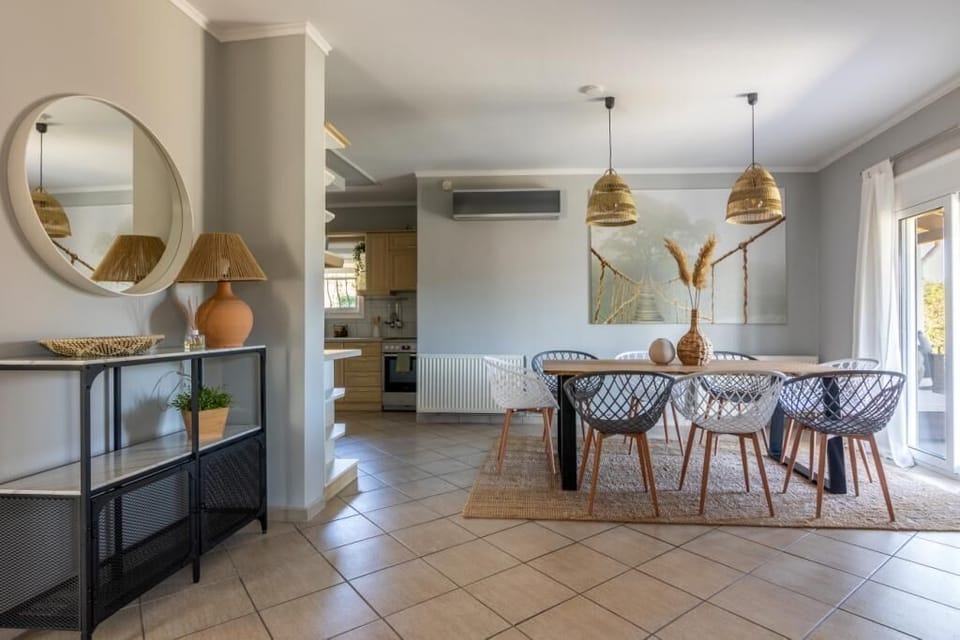 Deluxe Villa | Dining room