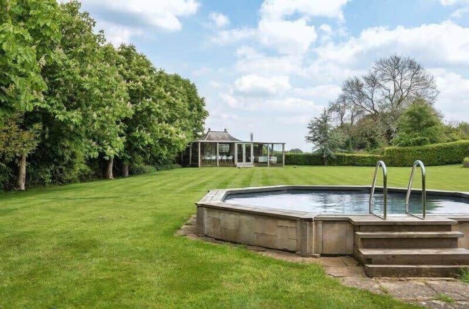 Bespoke garden pavilion and pool area