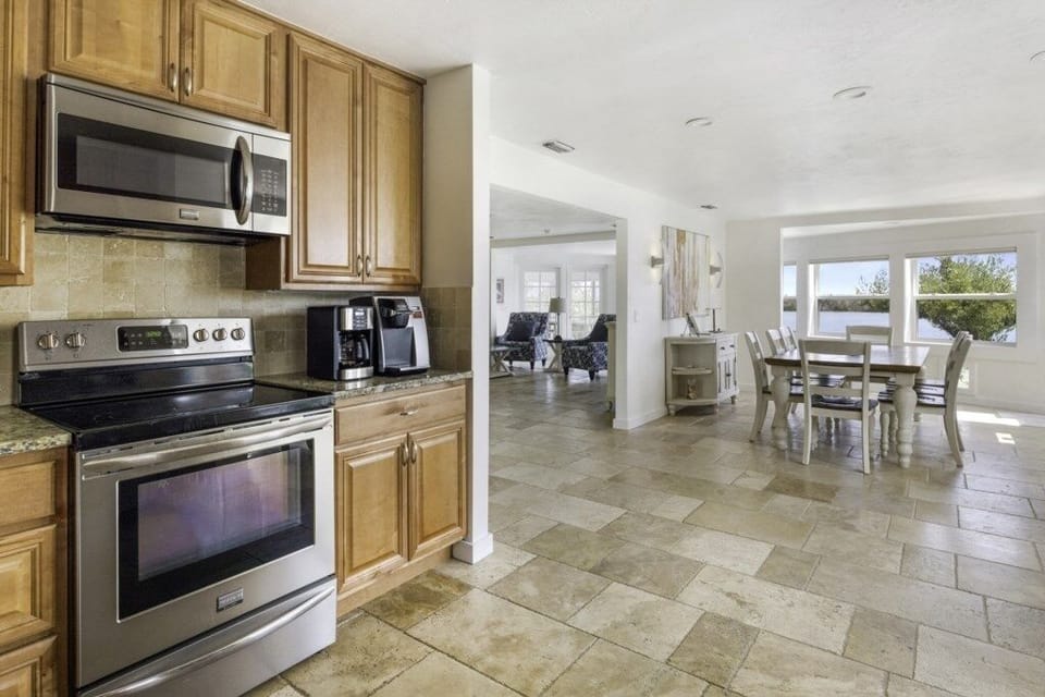 House, 4 Bedrooms | Private kitchen