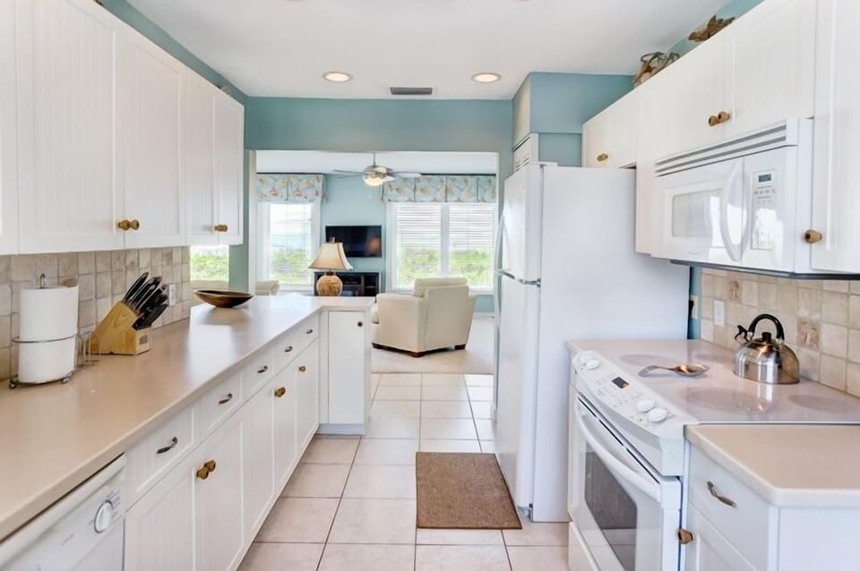 House, 4 Bedrooms | Private kitchen