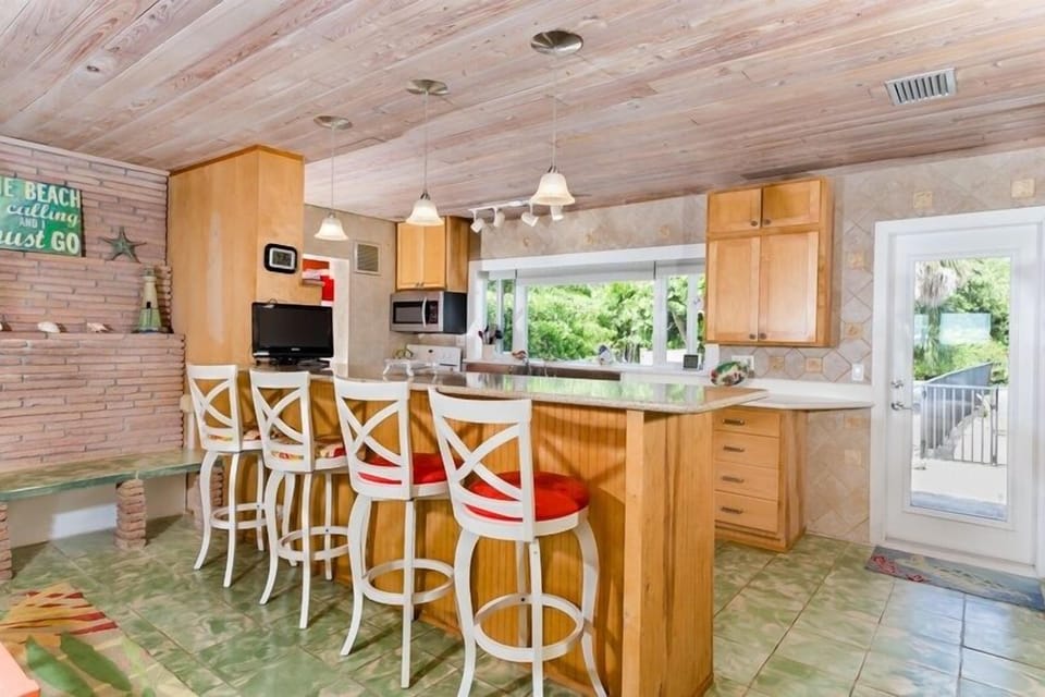 House, 4 Bedrooms | Private kitchen