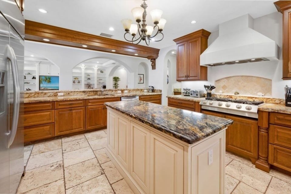 House, 5 Bedrooms | Private kitchen