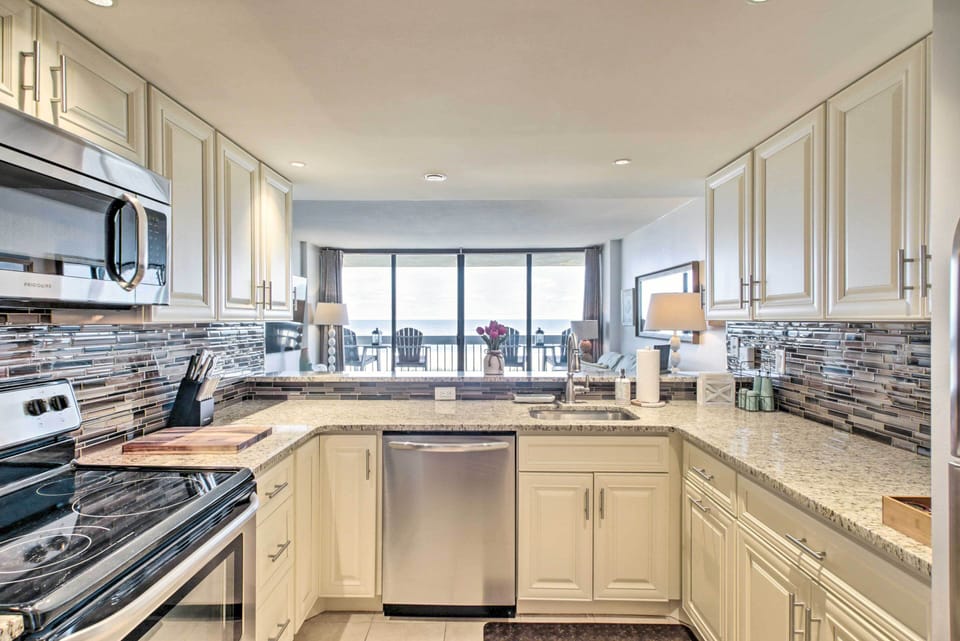 Kitchen | Main Level | Dishware & Flatware | Complimentary Spices