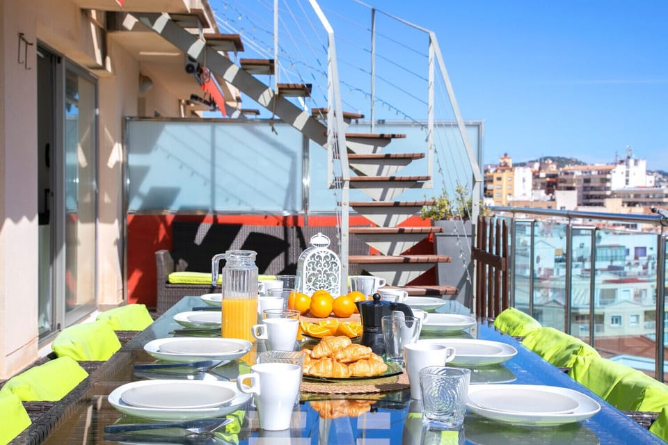 Terrace table at the Borumbot apartment in the centre of Calpe