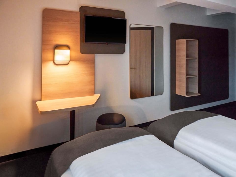 Standard Twin Room | Desk, laptop workspace, soundproofing, free WiFi