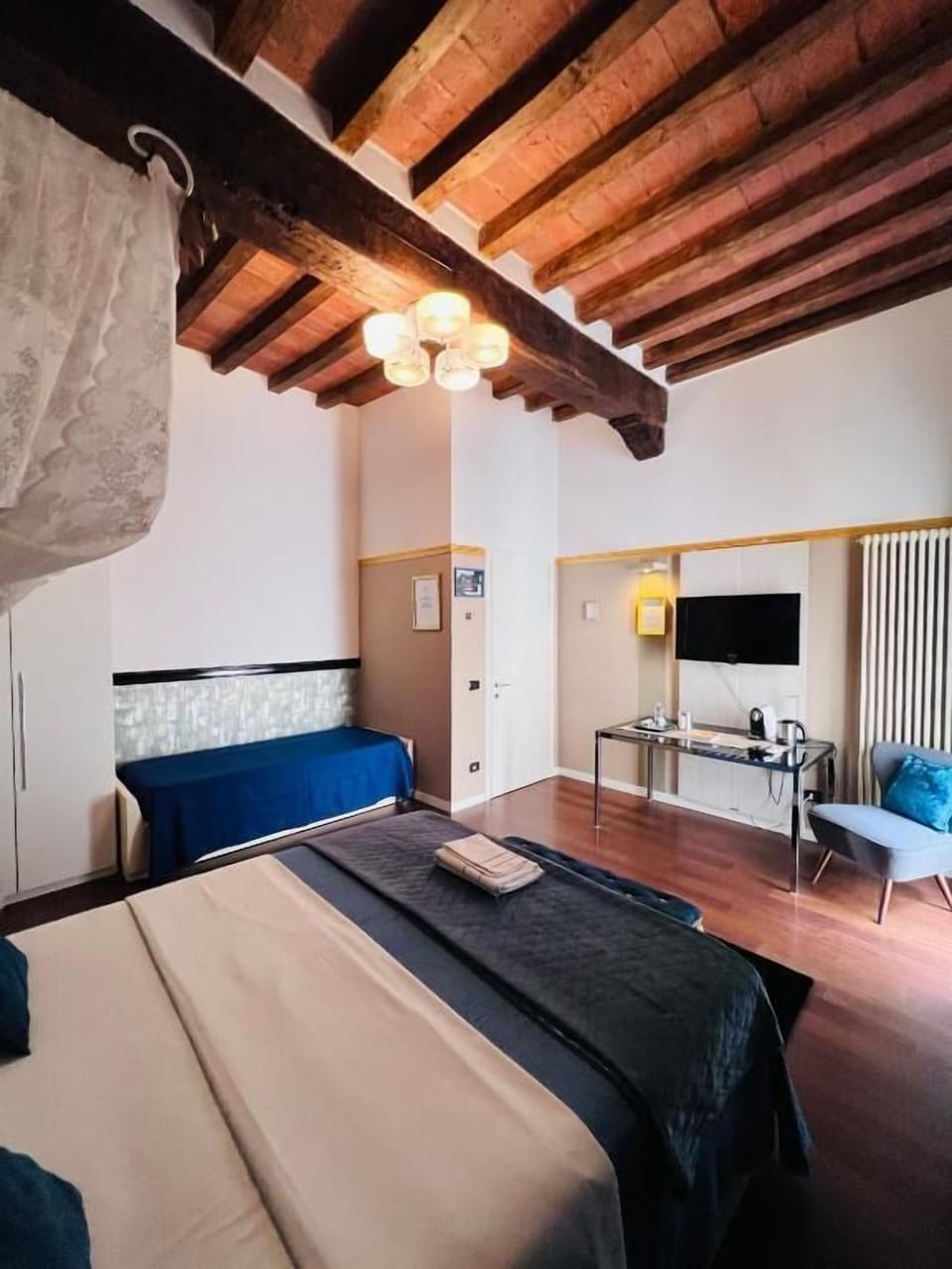 Comfort Double Room | Desk, soundproofing, WiFi (free)