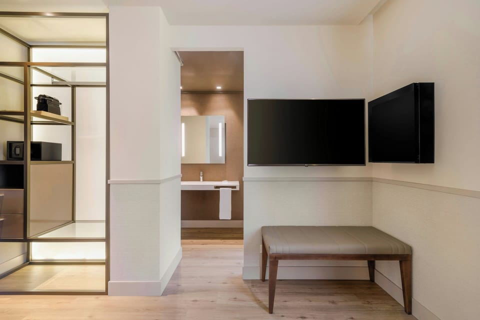 Standard Room, 1 Queen Bed | Minibar, in-room safe, free WiFi, bed sheets