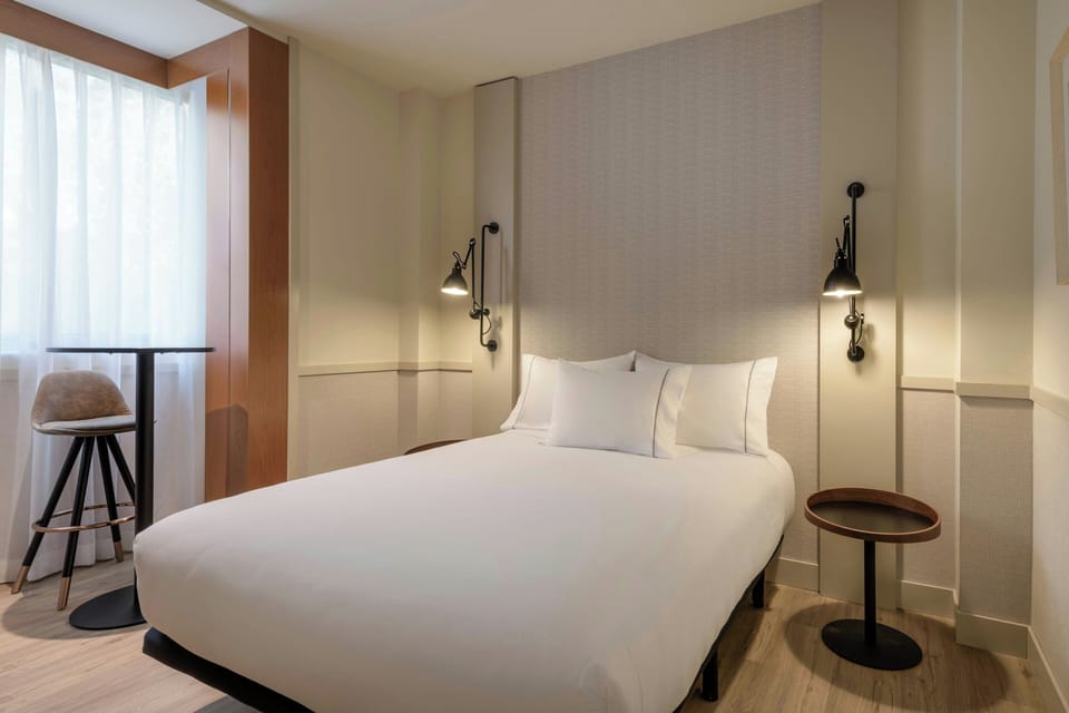 Standard Room, 1 Queen Bed | Minibar, in-room safe, free WiFi, bed sheets