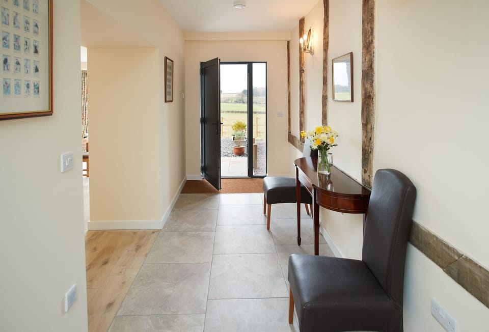 Evenwood Granary, Shropshire: Beautifully lit entrance hall