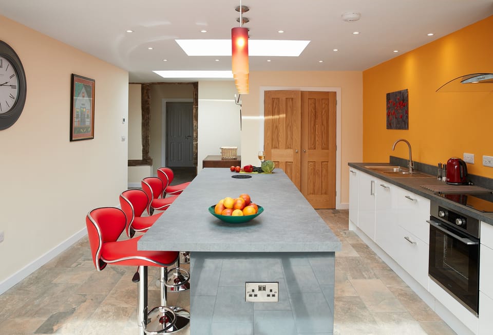 Evenwood Granary, Shropshire: Kitchen with sit-up island with four stools