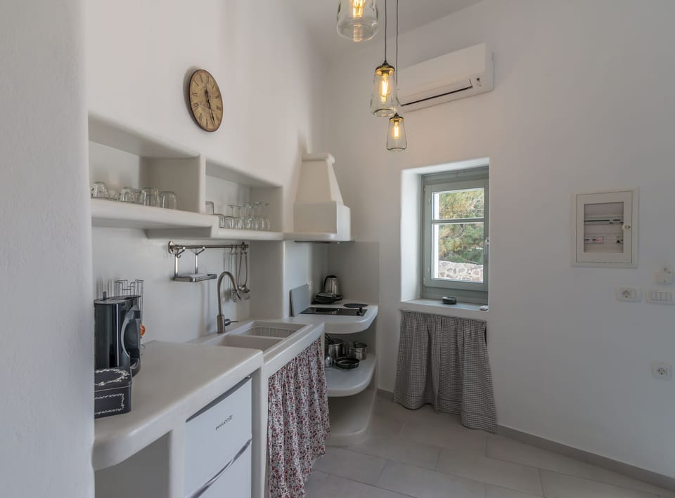 Deluxe Suite | Private kitchen | Stovetop, espresso maker, coffee/tea maker, electric kettle