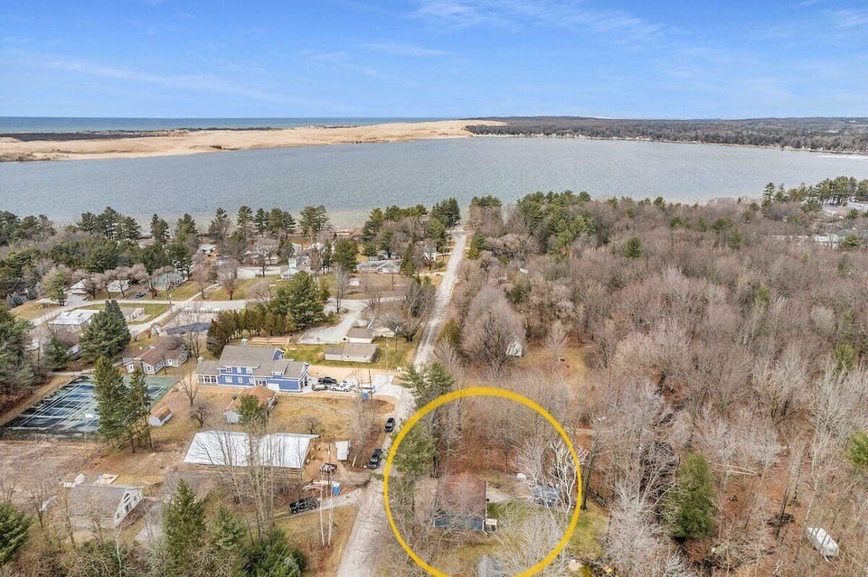 The perfect location, off the main road so less traffic and noise but walkable to Silver Lake public access at the end of the road.