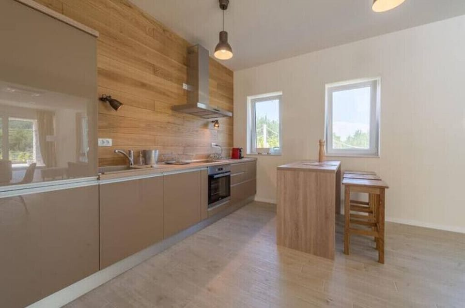 Villa Anouk | Kitchen and breakfast bar