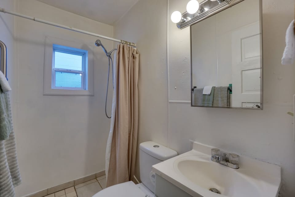 Full Bathroom | Towels Provided | Complimentary Toiletries