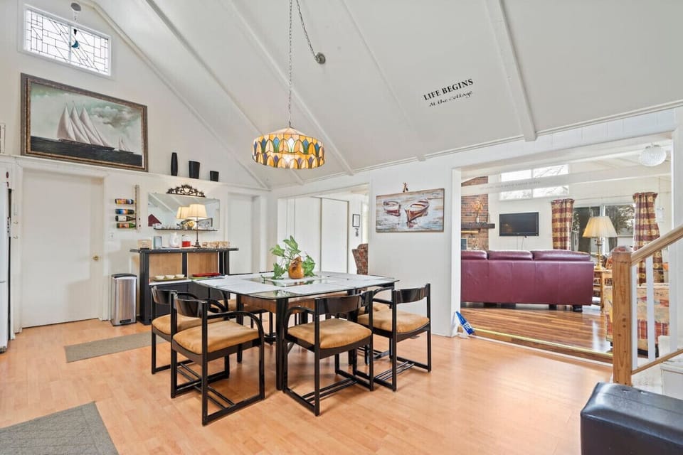 Dining room area to enjoy a meal with your family and friends