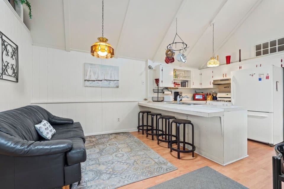 Kitchen and breakfast bar w/more seating