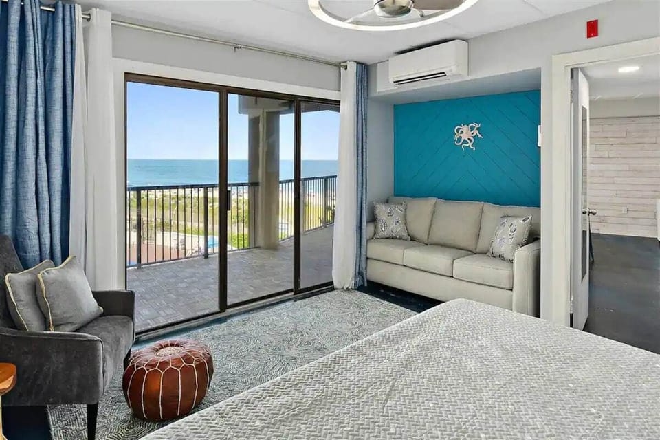Bedroom with King bed and sofa bed!
