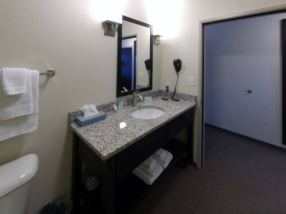 Combined shower/tub, hair dryer, towels