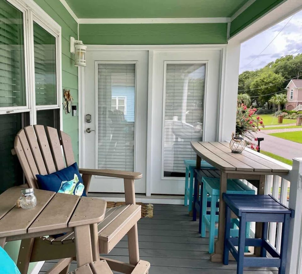 Front porch with seating for 6 guests facing the lake