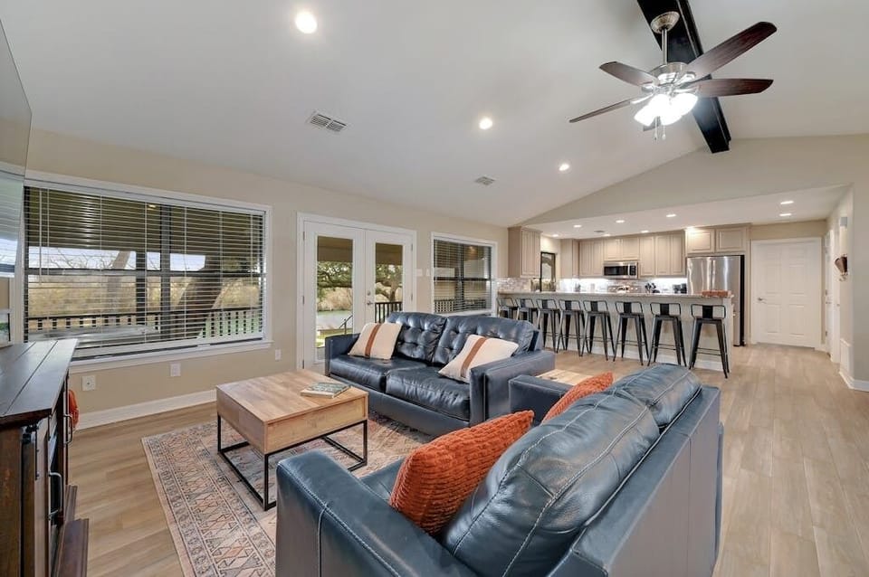 Family room w/views of river