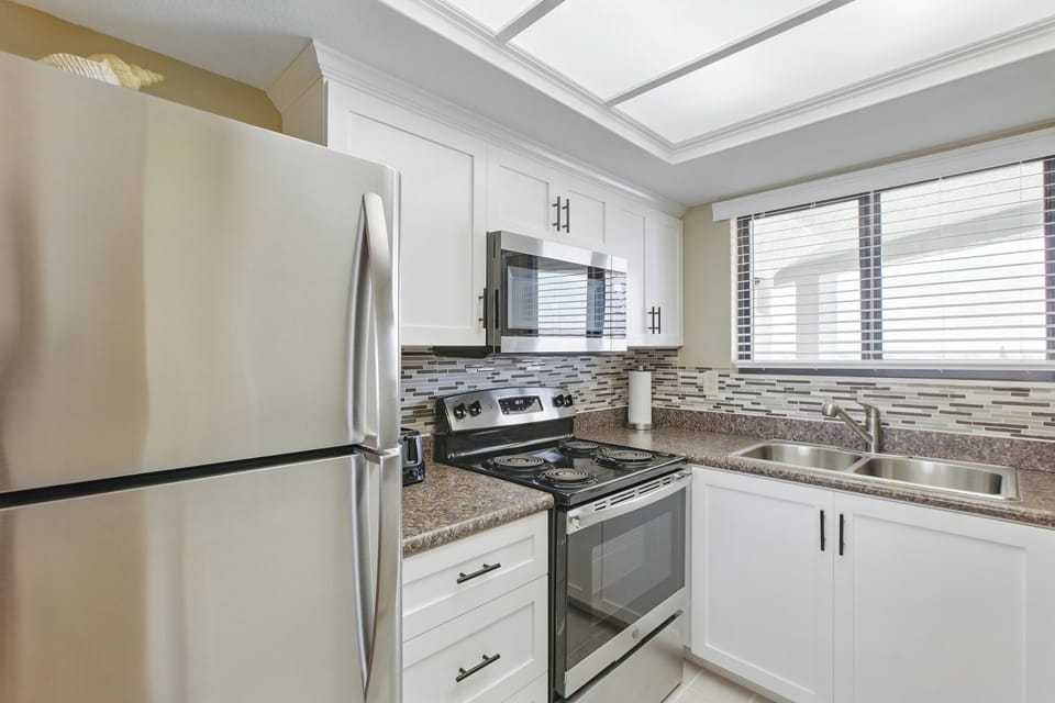 Fully equipped kitchen.