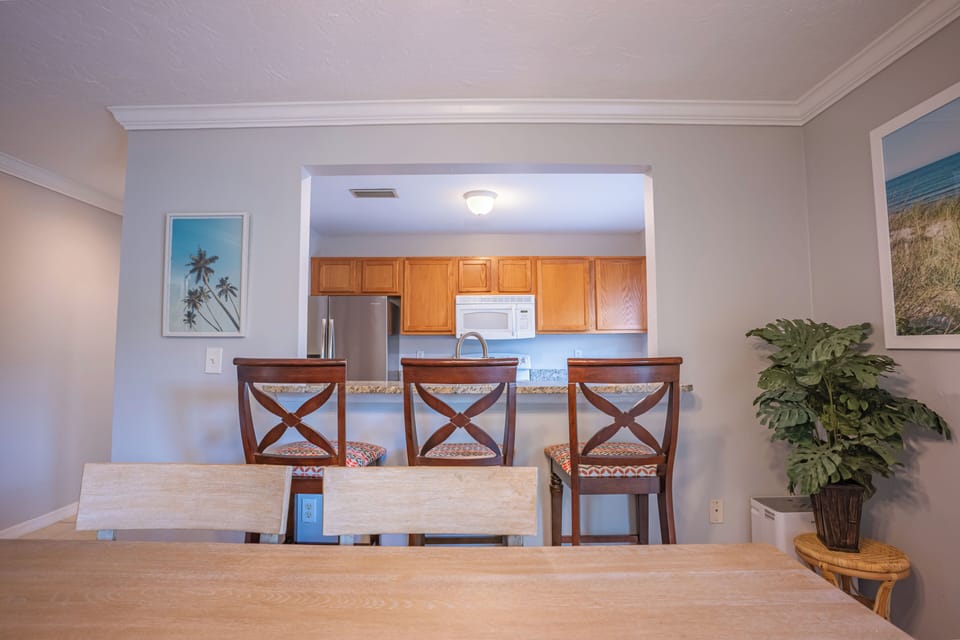 Deluxe Condo | Dining room