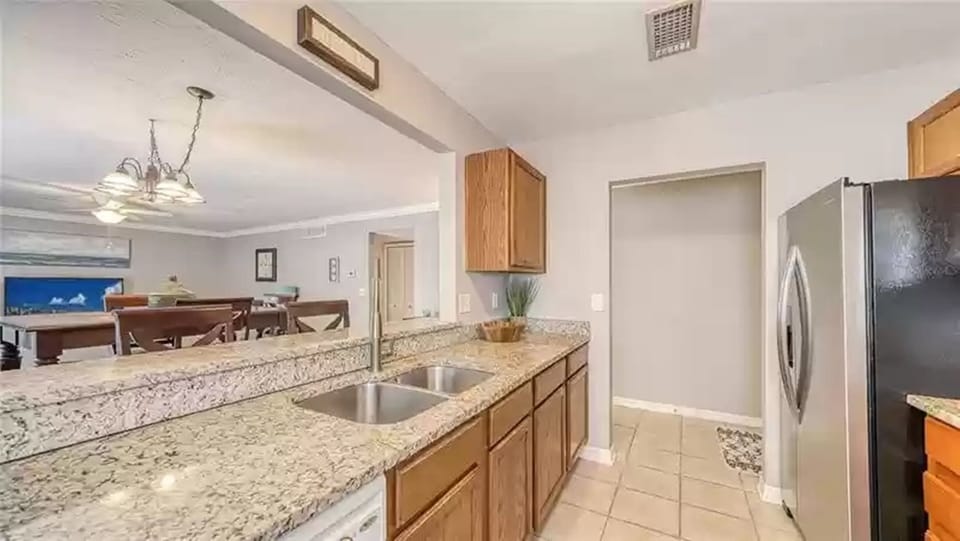 Deluxe Condo | Private kitchen | Fridge, microwave, oven, stovetop