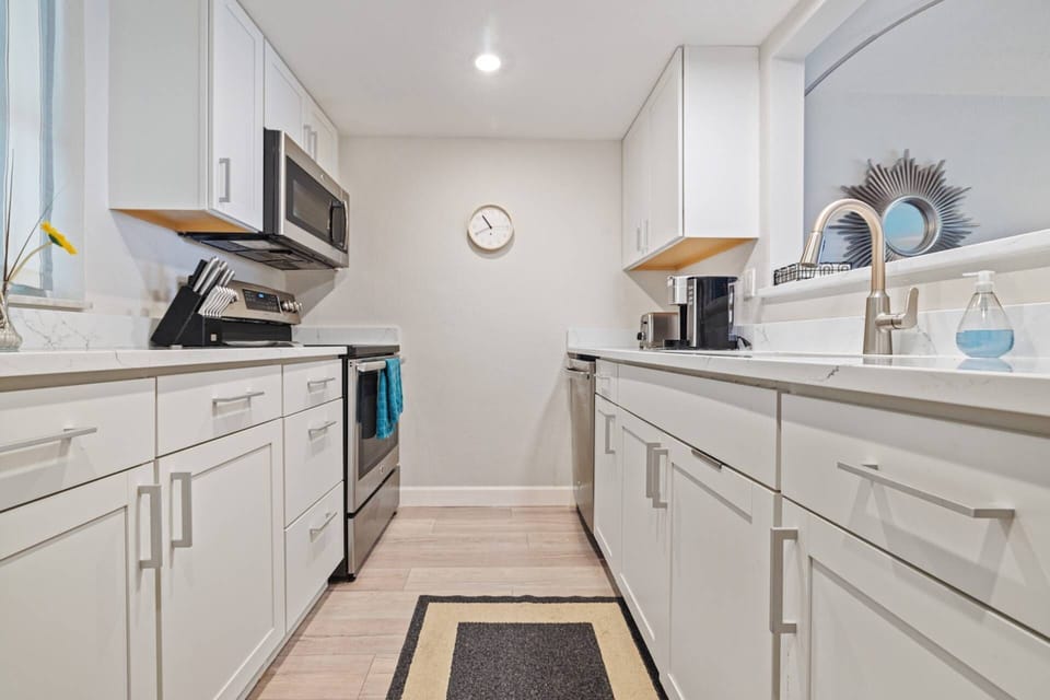 Updated Full Kitchen!