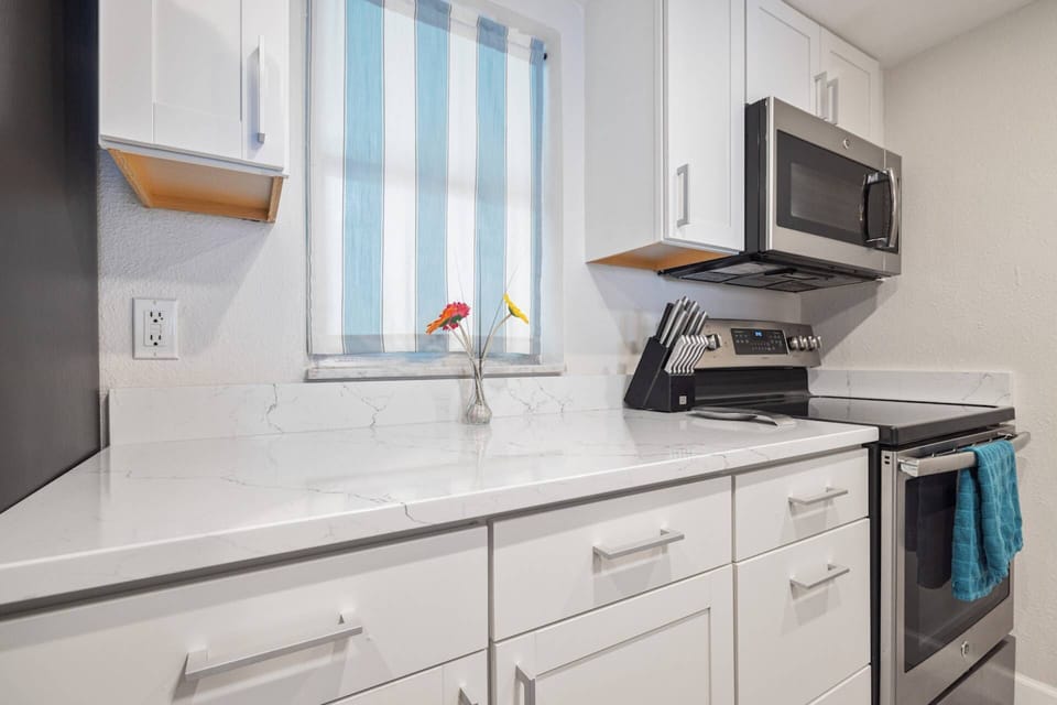 Updated Full Kitchen!