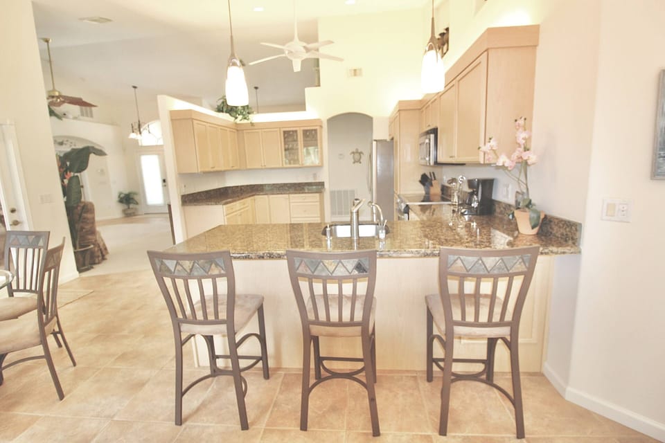 Bar counter seating for 3…