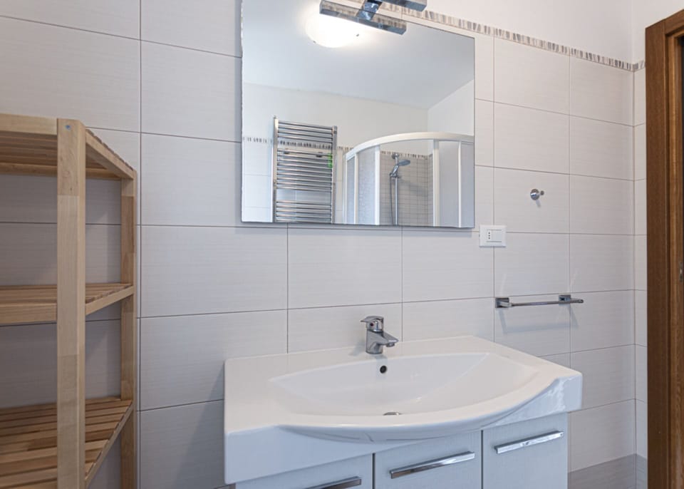 shower- Beatrice- Elba Island