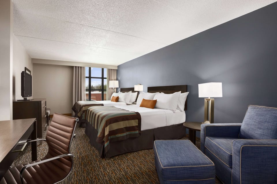 Premium bedding, in-room safe, desk, iron/ironing board