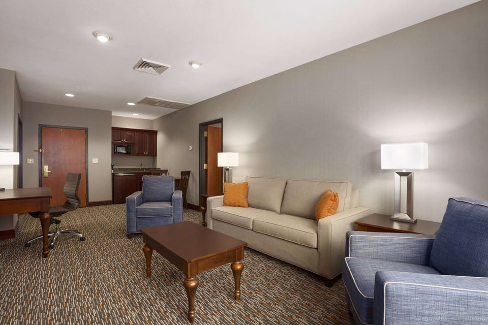 Deluxe Suite, 1 King Bed, Non Smoking (One-Bedroom) | Premium bedding, in-room safe, desk, iron/ironing board