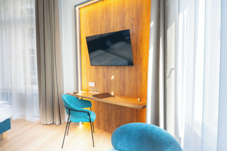 Deluxe Room | In-room safe, desk, free WiFi, bed sheets