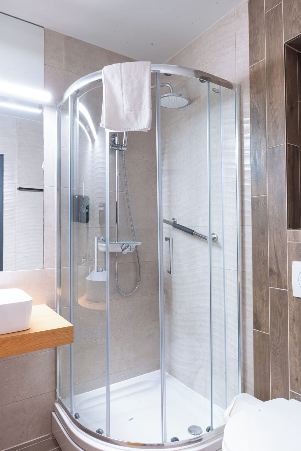 Superior Room | Bathroom | Shower, hair dryer, towels