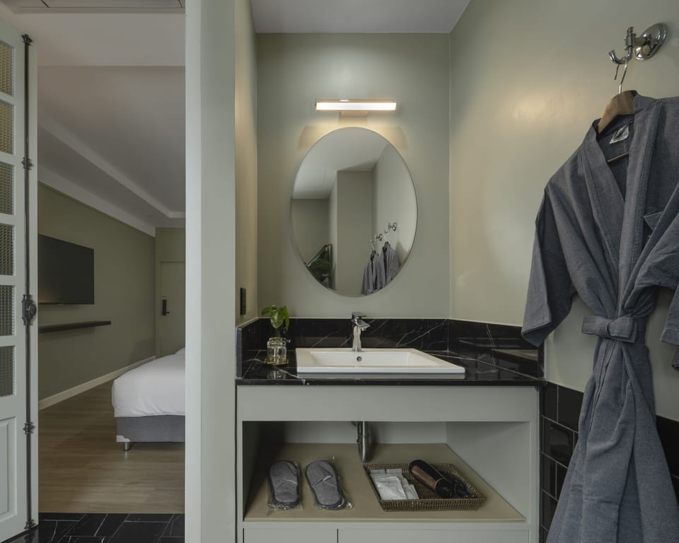 Separate tub and shower, rainfall showerhead, free toiletries