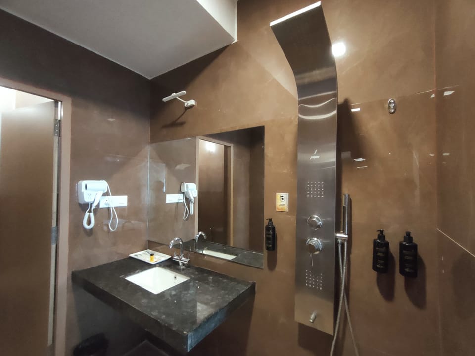 Superior Room | Bathroom | Separate tub and shower, deep soaking tub, rainfall showerhead