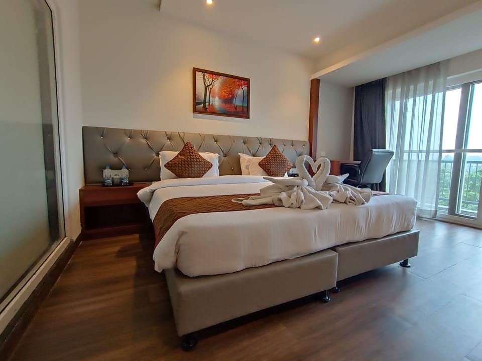 Suite Room | Desk, laptop workspace, WiFi (free), individually decorated