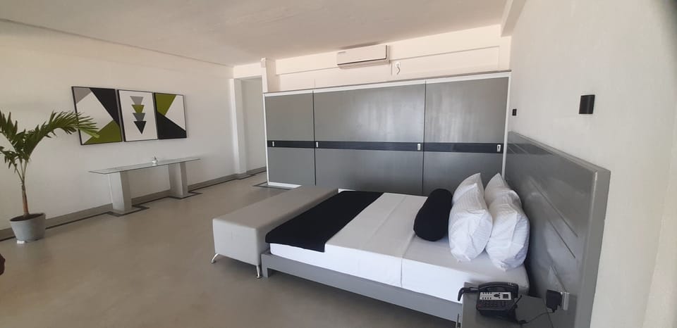 Deluxe Double Room, 1 King Bed, Balcony, Sea View | Premium bedding, minibar, in-room safe, soundproofing