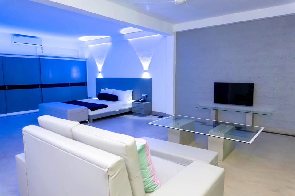 Deluxe Double Room, 1 King Bed, Balcony, Sea View | Premium bedding, minibar, in-room safe, soundproofing