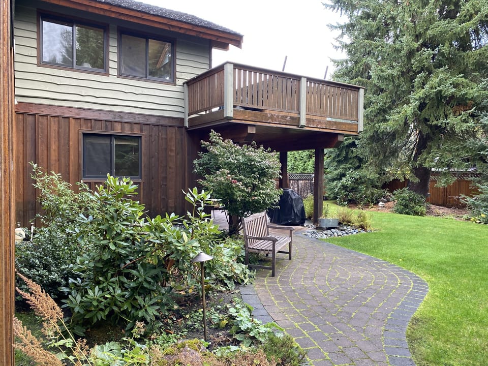 large backyard with lawn, patio , BBQ, hot tub