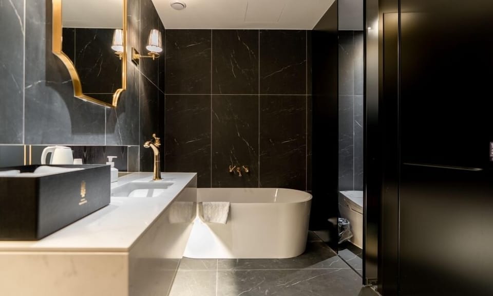 Suite | Individually decorated, individually furnished, free WiFi, bed sheets